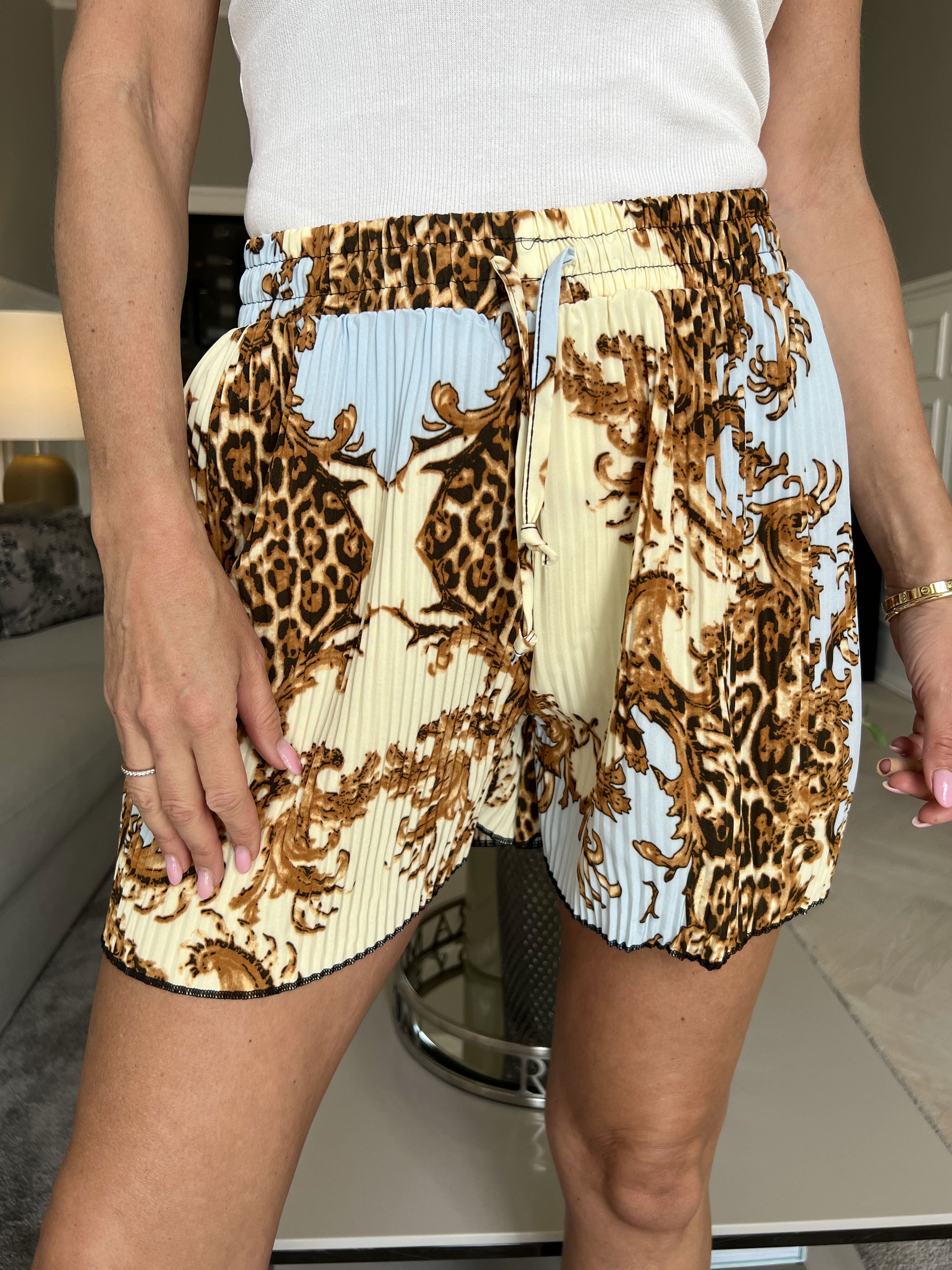 Sophia Short - Søde plisseret shorts med elastikkant